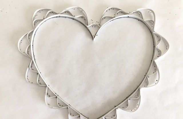 Corazón de encaje de papel Quilling: corazón de encaje delicado hecho de papel, perfecto para las manualidades de San Valentín | ThePaperyCraftery.com